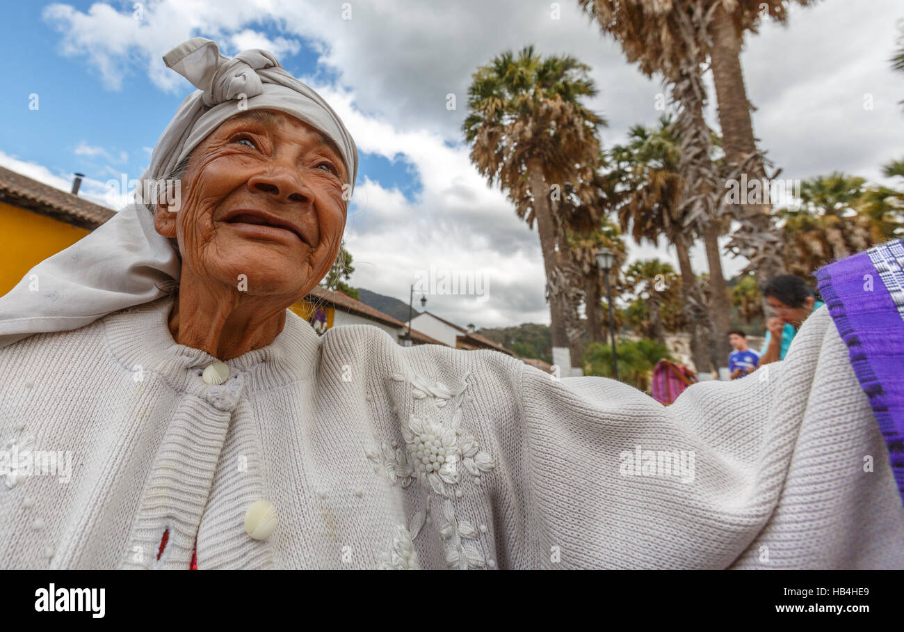 Vecchia donna con un rugoso volto meraviglioso pieno di carattere. Antigua Guatemala Foto Stock