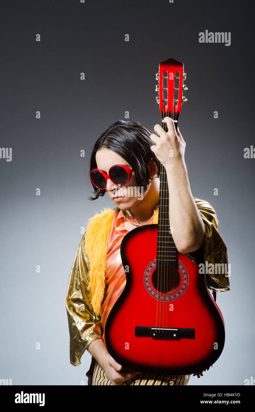 Uomo con la chitarra nel concetto musicale Foto Stock