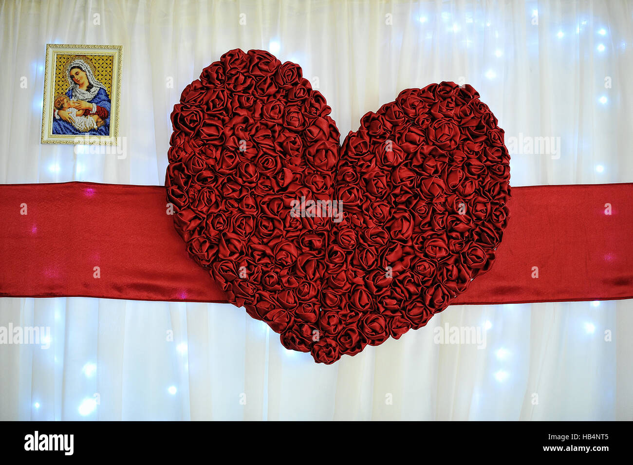 Grande cuore rosso di amore su decorazioni per matrimoni Foto Stock