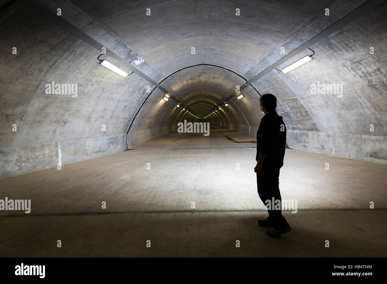 Esecuzione di tunnel sotto la diga per il serbatoio a Kielder, Northumberland, England, Regno Unito Foto Stock