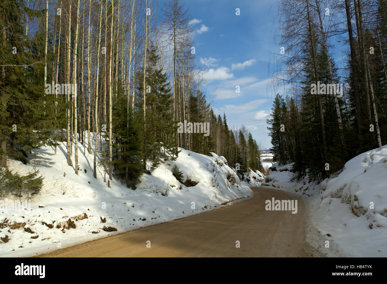 Piccolo paese strada in inverno Foto Stock