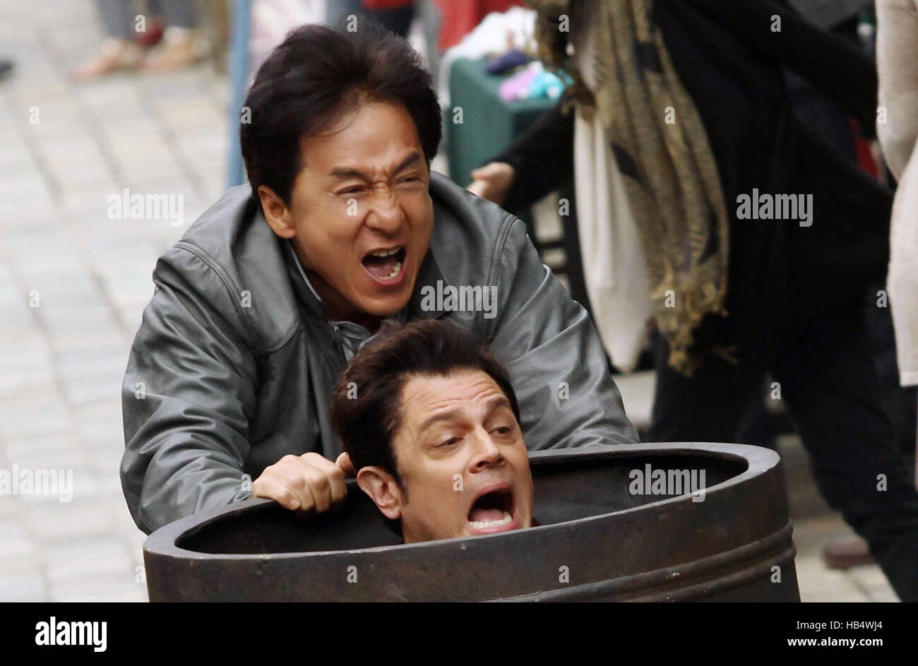 Skiptrace è un 2016 Hong Kong-Chinese-azione americana commedia film diretto da Renny Harlin, prodotta da, starring e basato su una storia di Jackie Chan. Il film co-stars attrice cinese Fan Bingbing e attore americano Johnny Knoxville. Questa fotografia è per il solo uso editoriale ed è il copyright del film company e/o il fotografo assegnato dal film o società di produzione e può essere riprodotto solo da pubblicazioni in congiunzione con la promozione del film di cui sopra. Un credito per il film company è richiesto. Il fotografo deve anche essere accreditato quando noto. Foto Stock