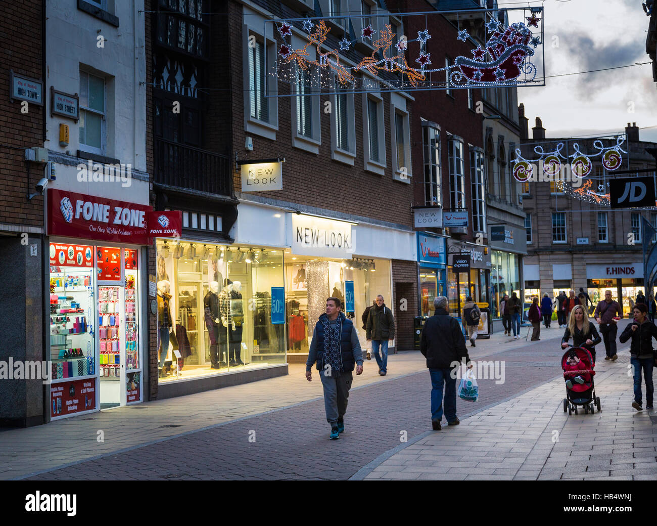 Shopping di Natale nel centro della città, Hereford, England, Regno Unito Foto Stock