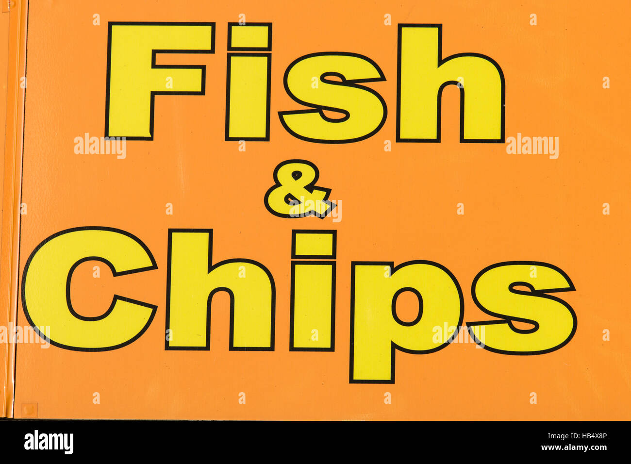 In Inghilterra. Segno, "Fish & Chips", giallo su sfondo arancione. Foto Stock
