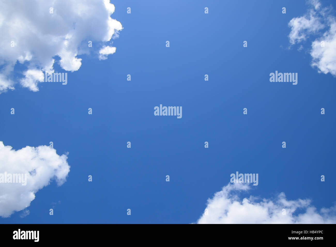 Il mezzogiorno luminoso cielo blu con nuvole Foto Stock