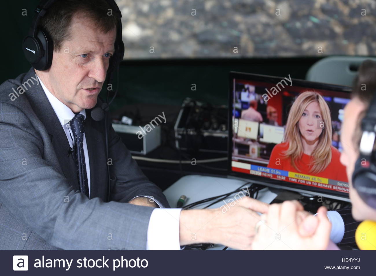 Alastair Campbell risponde alle domande su una radio show a Westminster la mattina della Brexit risultato. Foto Stock