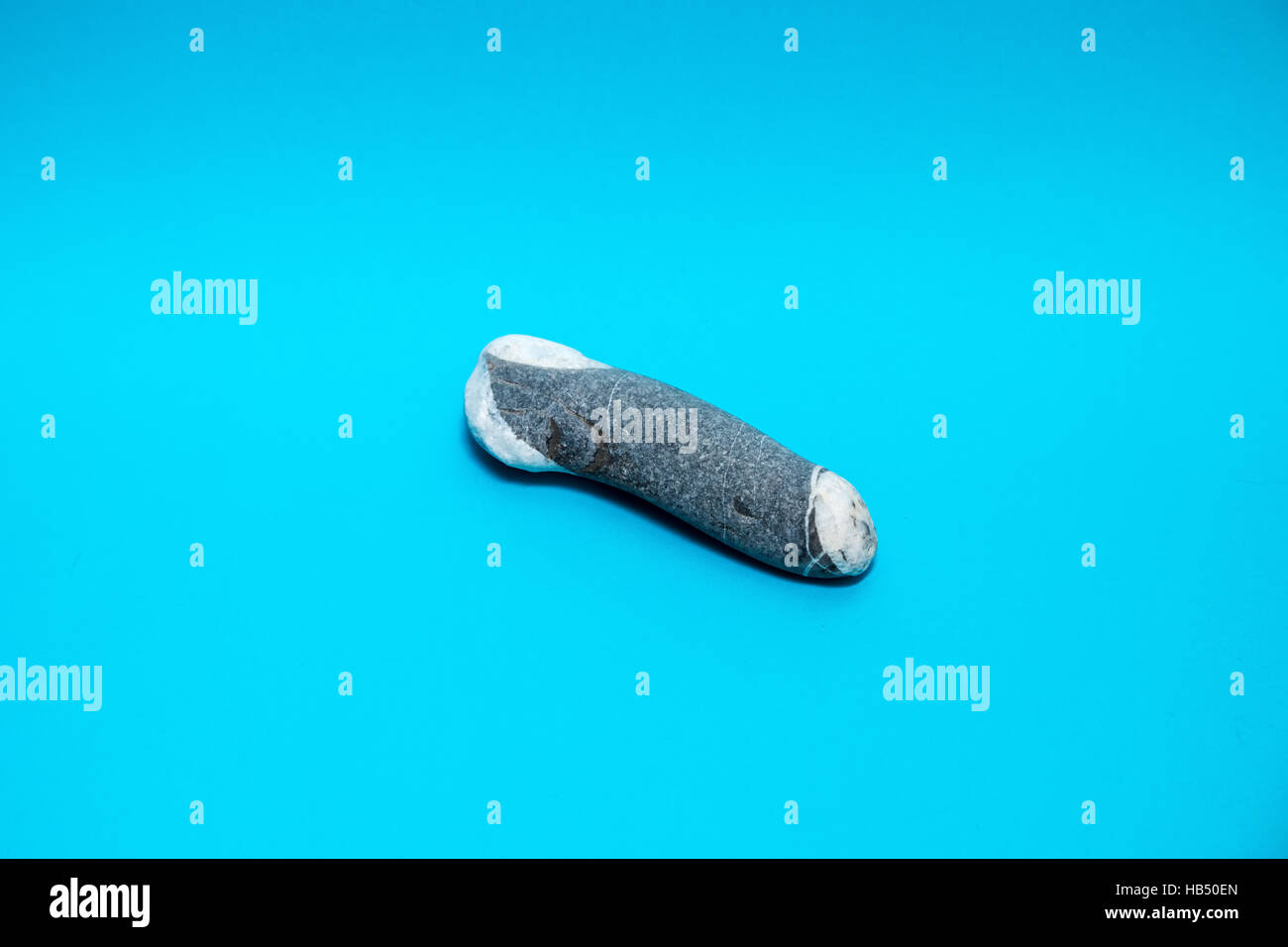 Roccia grigio contro uno sfondo blu Foto Stock