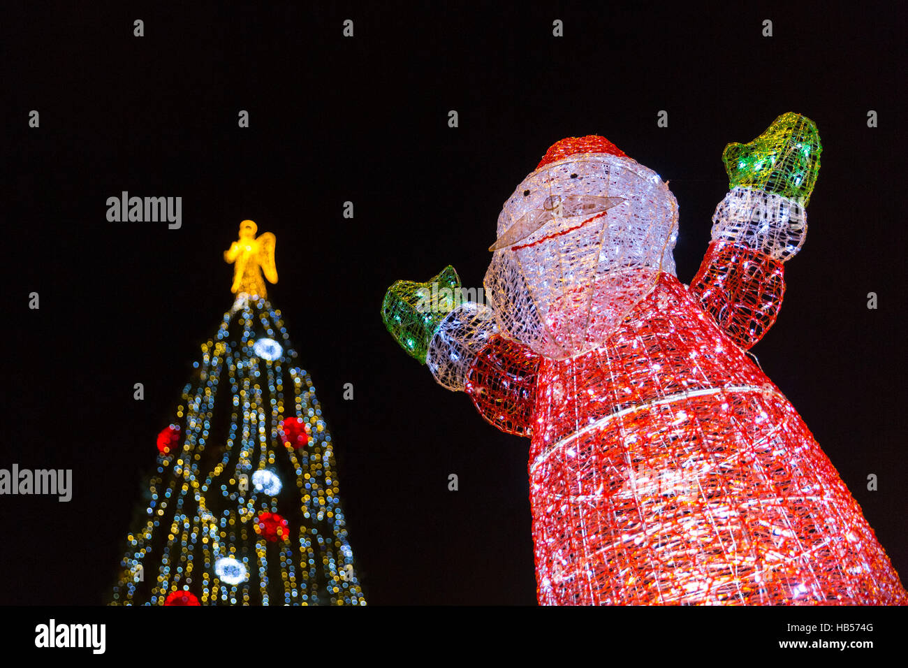 Festive Babbo Natale Luce figura con albero di Natale in background Foto Stock