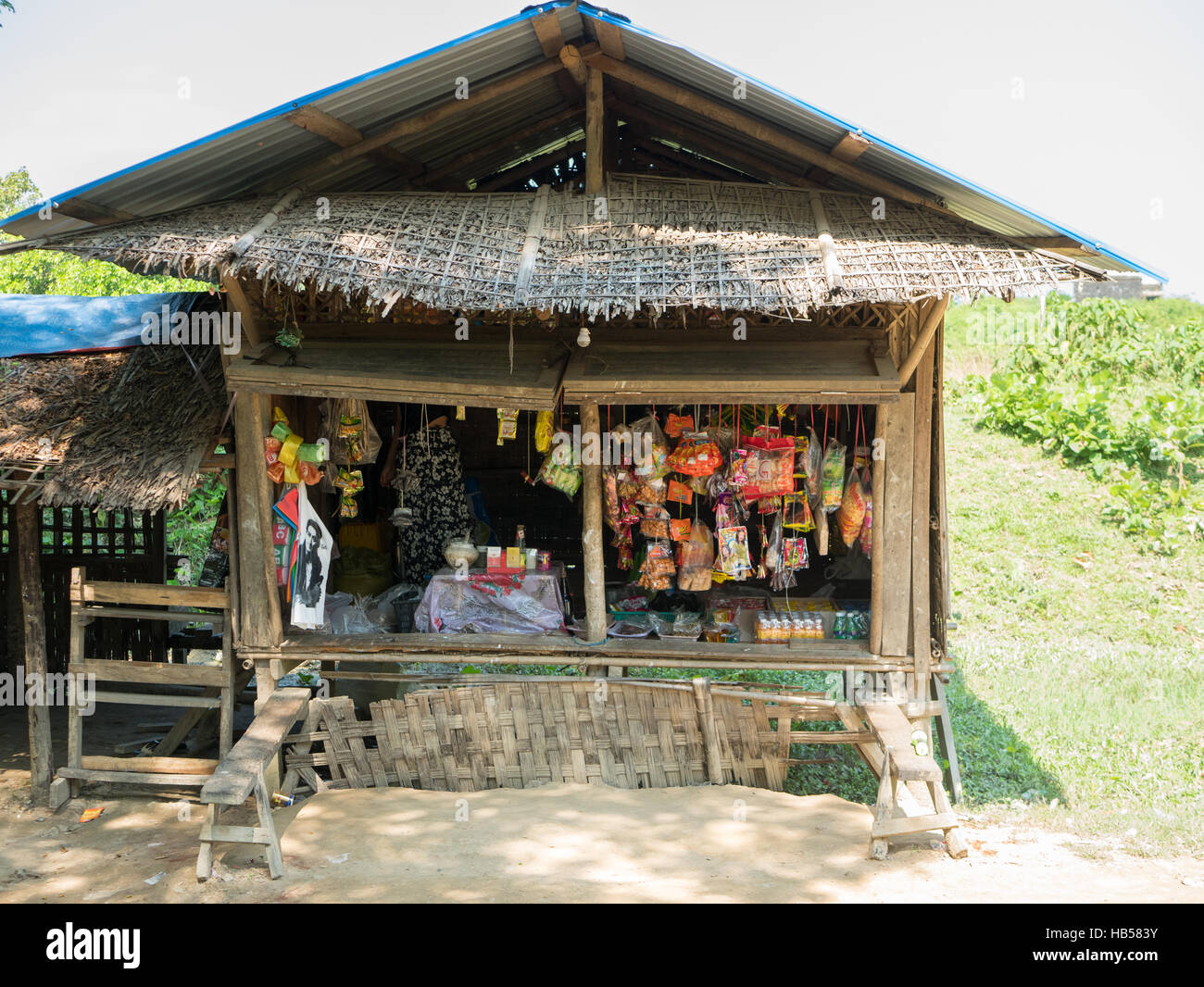Snack locali negozio a Mrauk U, una città in Stato di Rakhine del Myanmar Foto Stock