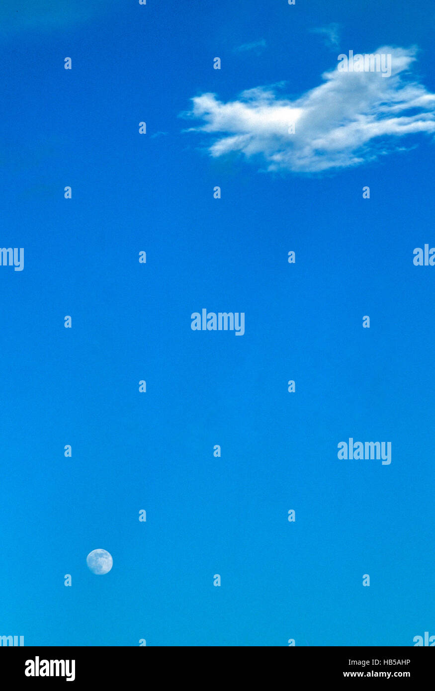La luna nel cielo blu Foto Stock