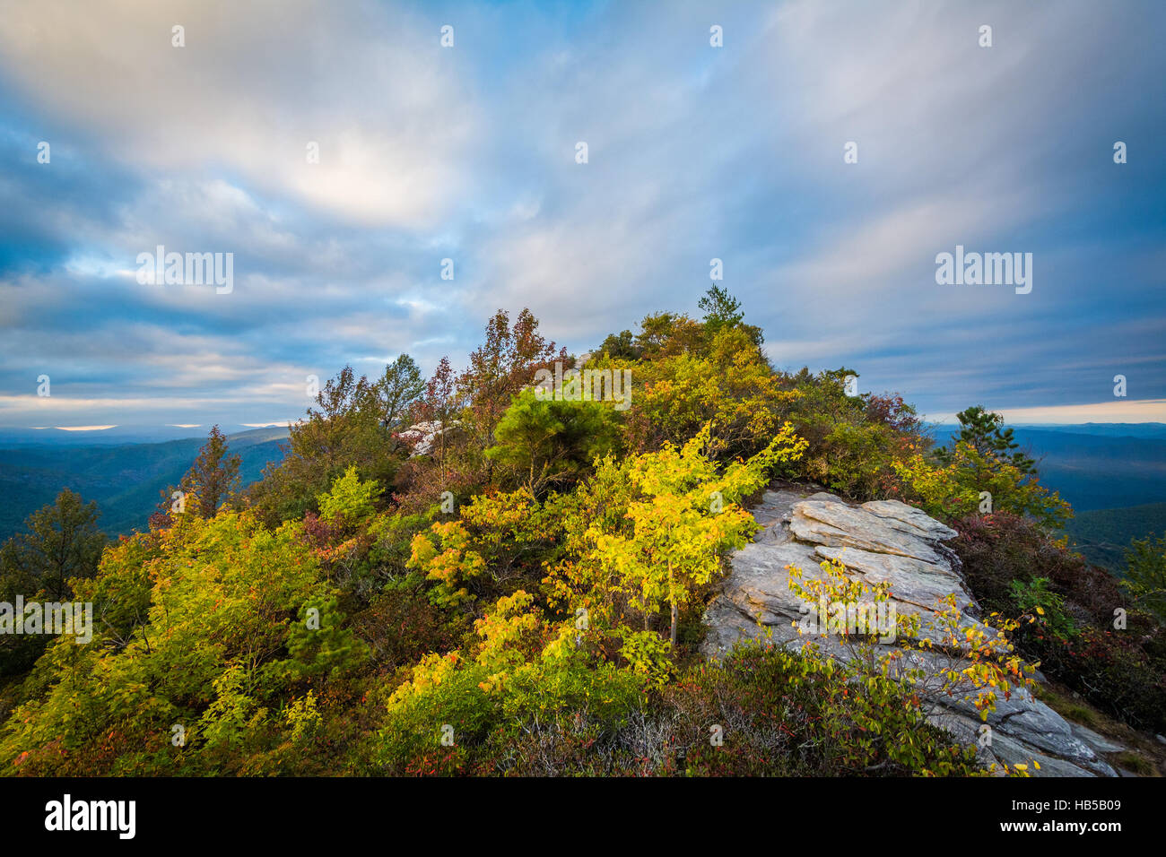 Vista serale delle Blue Ridge Mountains dalla tabella Rock, sul cerchio di Linville Gorge nella foresta nazionale di Pisgah, North Carolina. Foto Stock