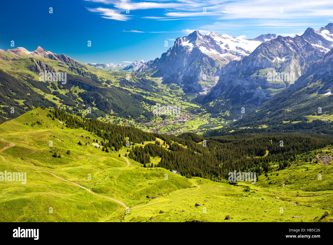 Grindelwald valle sotto Eiger e Jungfrau e Monch picchi nelle Alpi svizzere da Mannlichen, Svizzera Foto Stock