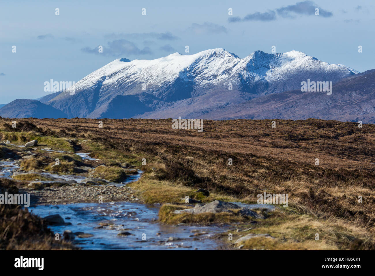 MacGillycuddy Reeks visto dai pendii del monte Mangerton vicino a Killarney, nella contea di Kerry, Irlanda. Foto Stock
