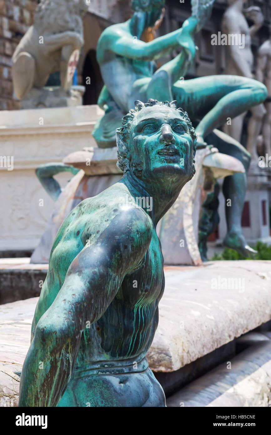 Mitico sculture in bronzo di Scilla e Cariddi presso il piedistallo della famosa statua di Nettuno a Firenze, Italia Foto Stock