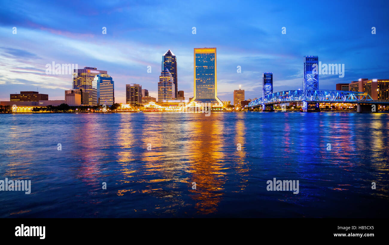 Jacksonville, Florida skyline della città oltre il fiume Saint John fino (edificio loghi sfumata per uso commerciale) Foto Stock