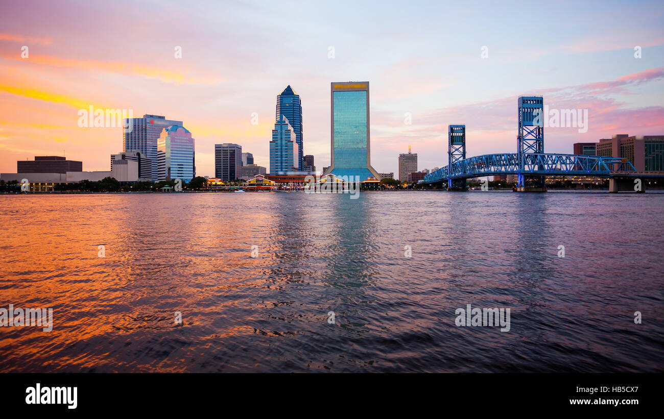 Jacksonville, Florida skyline della città oltre il fiume Saint John fino (edificio loghi sfumata per uso commerciale) Foto Stock