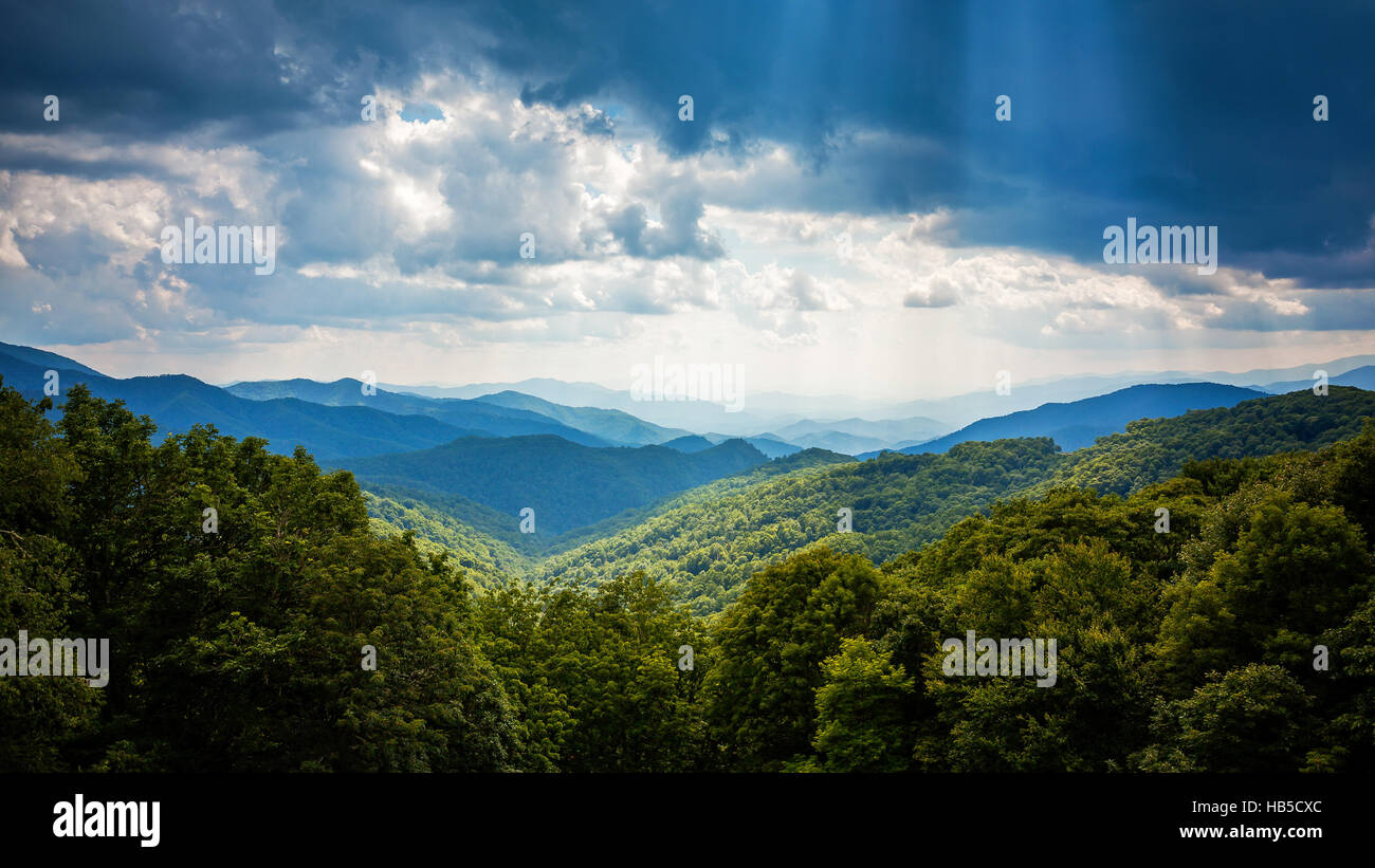 Raggi di sole e nuvole temporalesche nei Monti Appalachi lungo la Blue Ridge Parkway in Asheville, Carolina del Nord Foto Stock