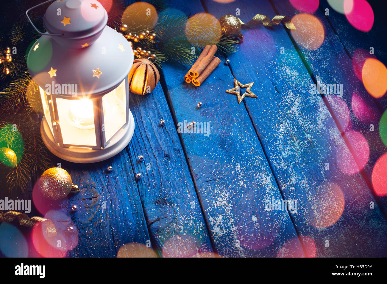 Sfondi Natalizi Lanterna.Lanterna Di Natale Nella Notte Sul Vecchio Sfondo Di Legno Foto Stock Alamy