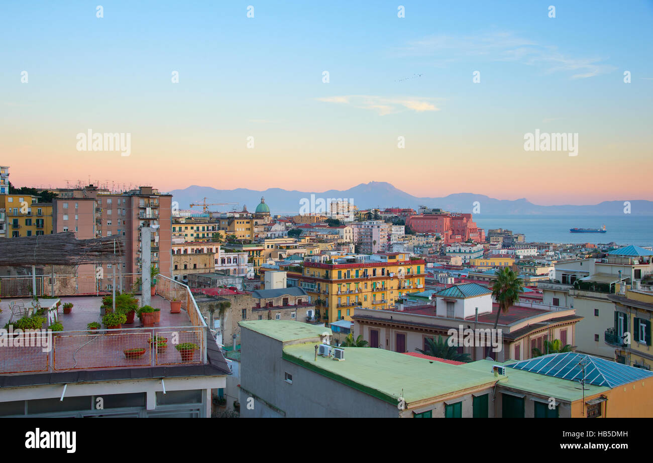 Skyline del centro storico di Napoli al crepuscolo. Italia Foto Stock