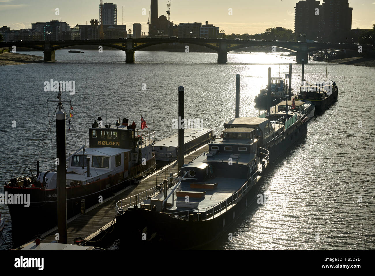 Barche sul Tamigi. Il Tamigi tramonto, ponte di Battersea, Thames Inclus. fiume Tamigi Foto Stock