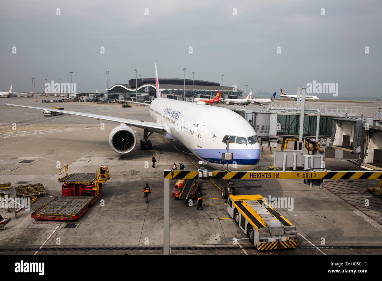 Un aereo è caricata con carico in preparazione per la partenza a Hong Kong International Airport Foto Stock