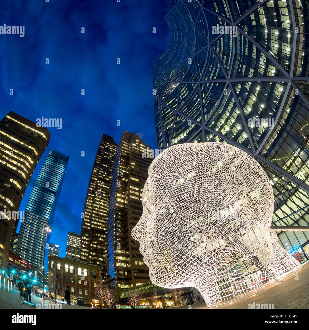 Una notte, Vista fisheye della scultura Wonderland di Jaume da Plensa a, nella parte anteriore della prua grattacielo a Calgary, Alberta, Canada. Foto Stock