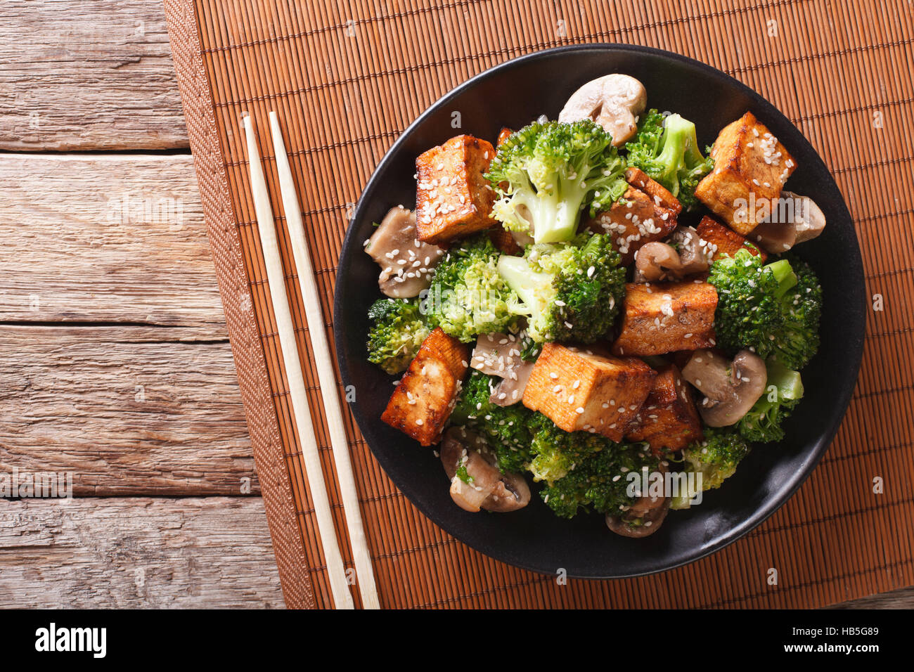 Salate Miscelata Saltato Cinese Con Verdure Croccanti Tofu Fritto Su Una Piastra Vista Orizzontale Dal Di Sopra Foto Stock Alamy
