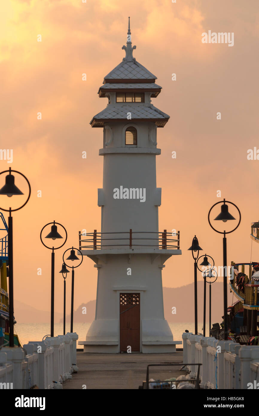 Con sunrise Light house e Pier su Ko Isola Chang, Thailandia Foto Stock