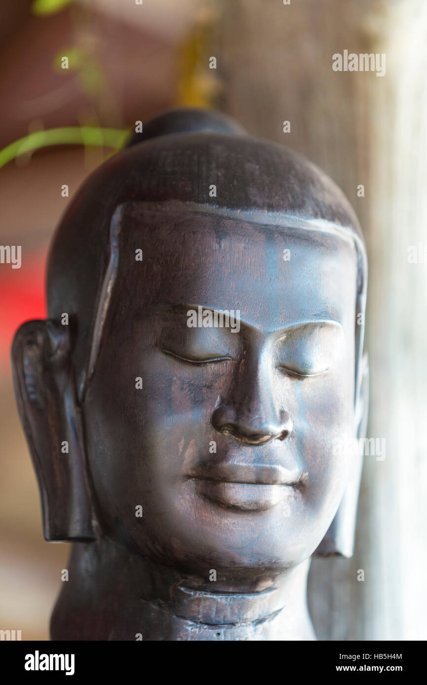 Statua del Buddha con colore sfondo bokeh, Thailandia Foto Stock