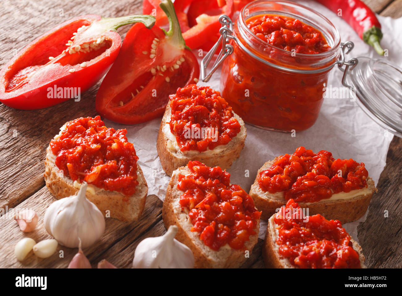 Panini con burro e ajvar vicino sul tavolo orizzontale. Foto Stock