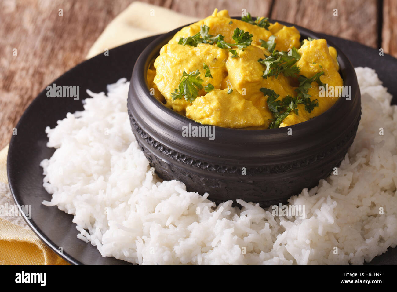 Indiano Korma di pollo con riso basmati vicino sul tavolo orizzontale. Foto Stock