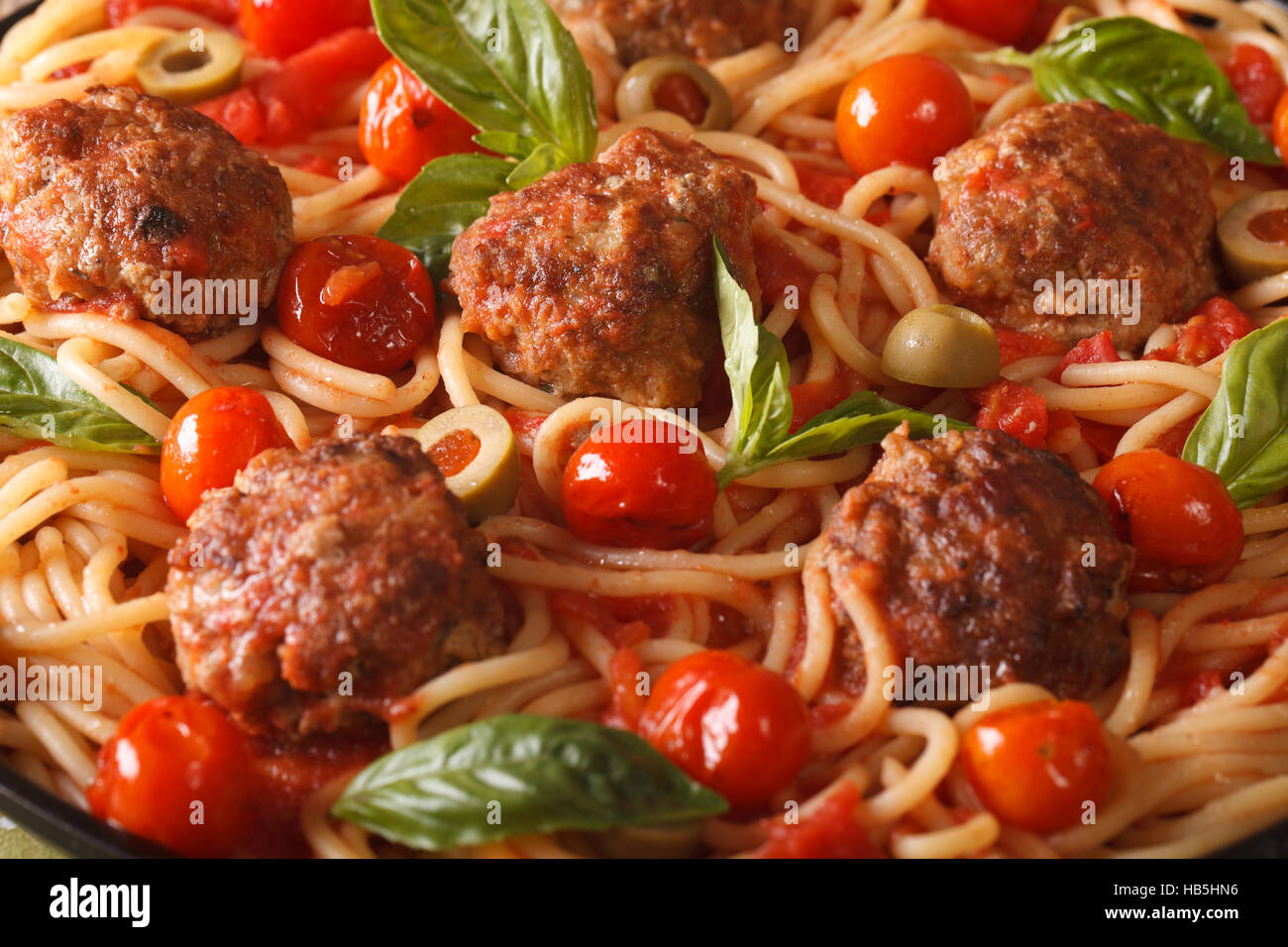 Sfondo Di Cibo Gli Spaghetti Con Le Polpette Di Carne In Salsa Di Pomodoro Macro Orizzontale Foto Stock Alamy
