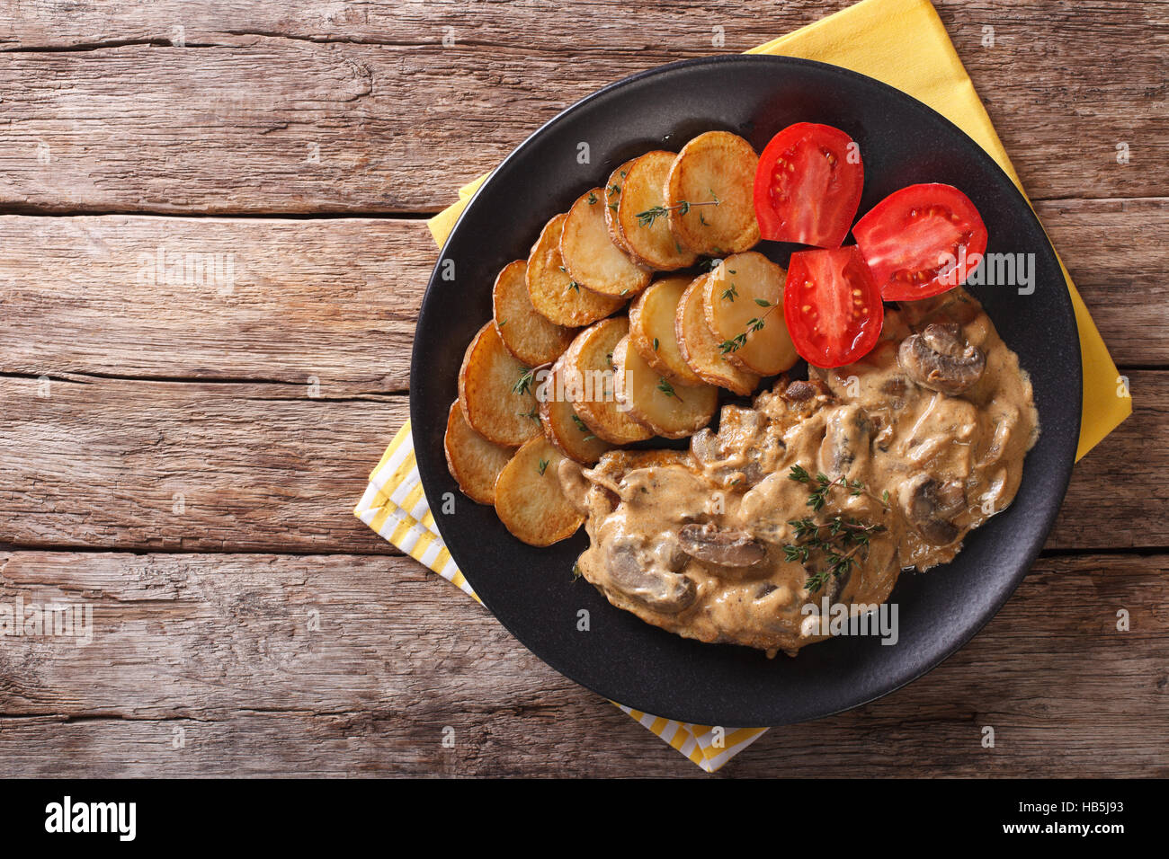 Diana steak guarnita con patate fritte su una piastra di close-up. vista orizzontale dal di sopra Foto Stock