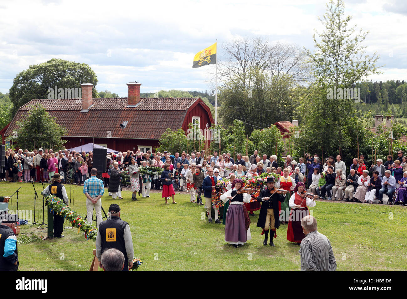 Metà estate celebrazione presso Malmkoping Svezia 2015, Maypole sarà vestito Foto Stock