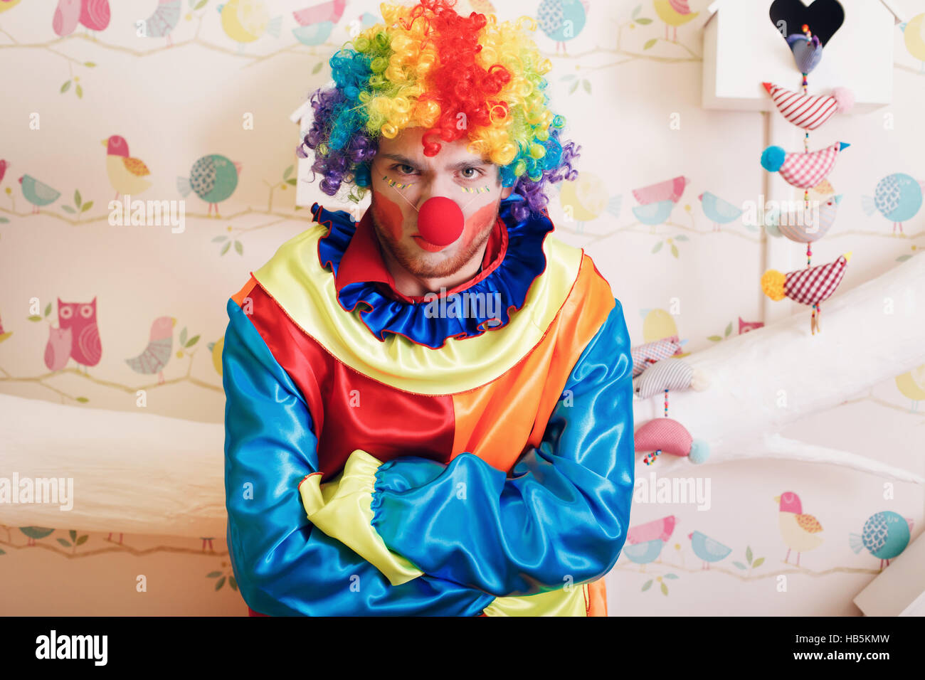 Clown arrabbiato con arcobaleno di acconciatura colorati. Foto Stock