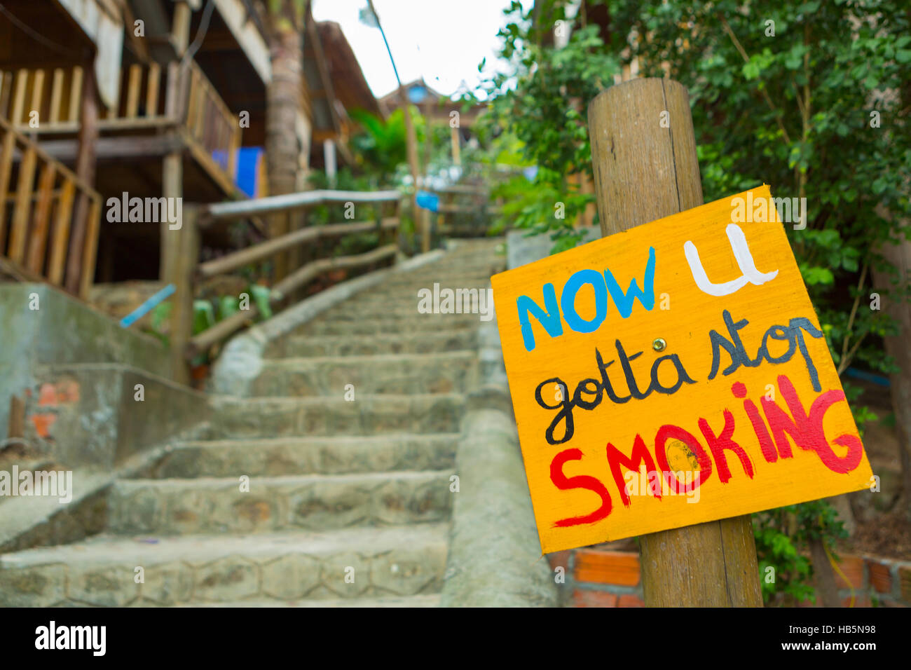 Smettere di fumare cartello con alta scalinata sfondo, Cambogia Foto Stock