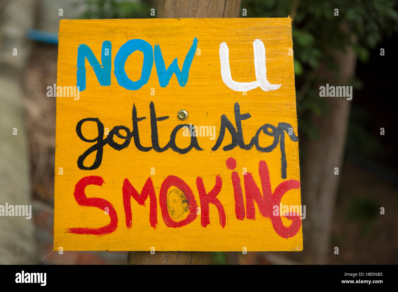 Smettere di fumare cartello con alta scalinata sfondo, Cambogia Foto Stock