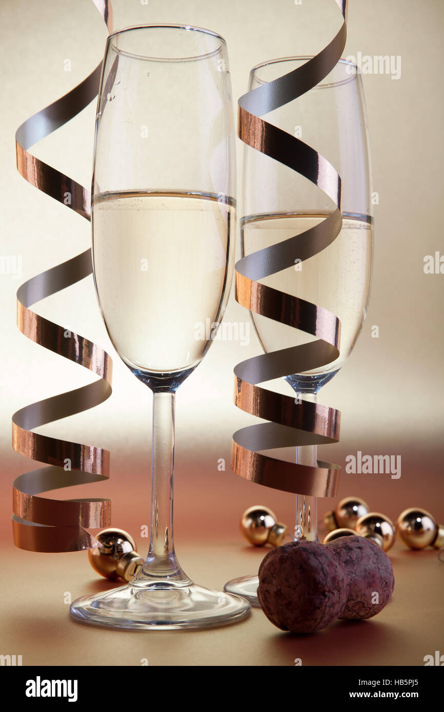Due bicchieri di champagne, su sfondo dorato Foto Stock