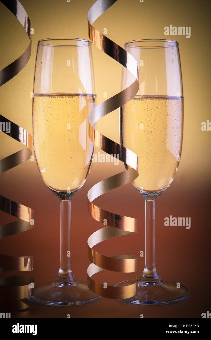 Due bicchieri di champagne, su sfondo dorato Foto Stock