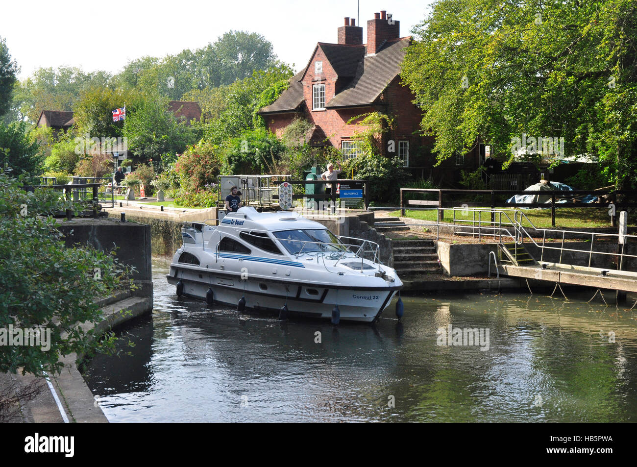 Berkshire - Sonning Lock - Fiume Tamigi - piacere cruiser lasciando il blocco - la luce del sole e le ombre - Riflessioni - cottage Foto Stock