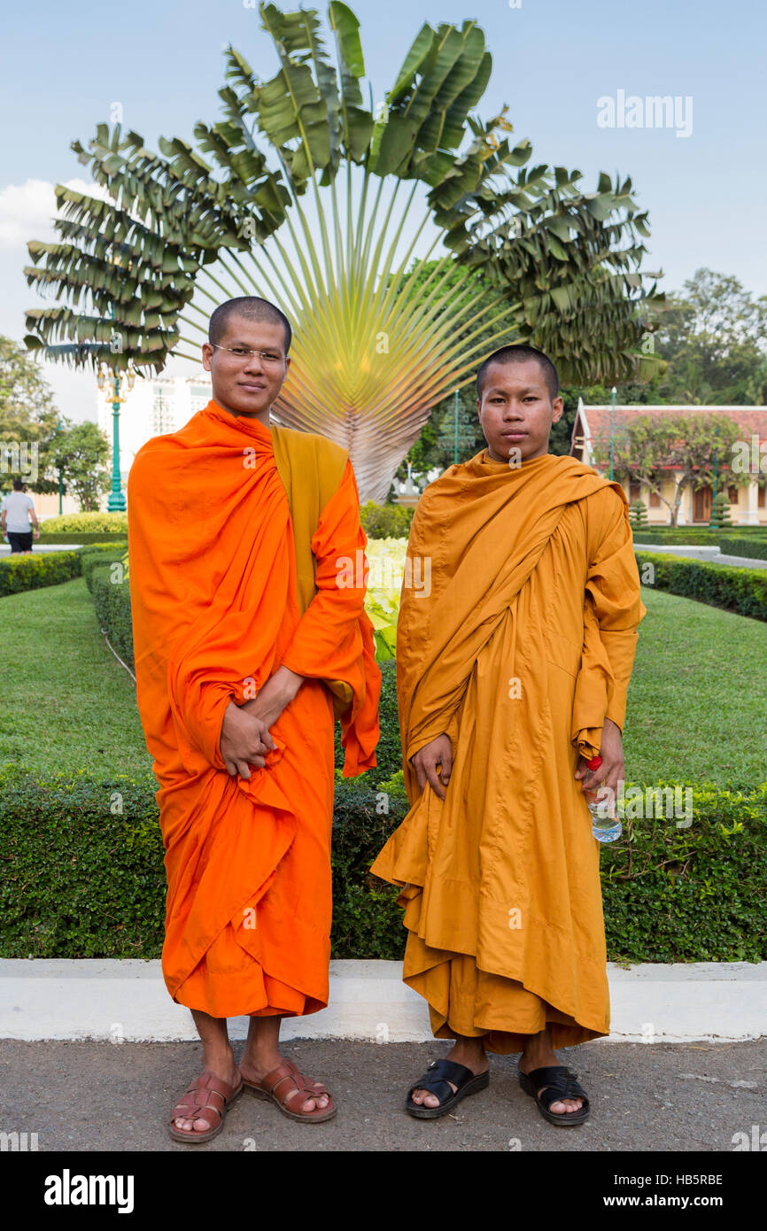 Cambogiano di monaci buddisti che pongono nel palazzo del re di Phnom Penh Foto Stock