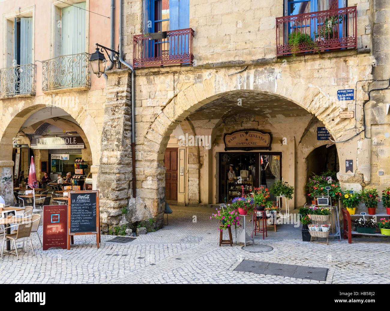 Le arcate della place du Marché nella vecchia città medievale di Sommières, Gard, Francia Foto Stock