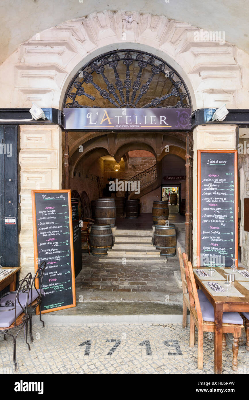 Ingresso ristorante sotto i portici della Place du Marché nella vecchia città medievale di Sommières, Gard, Francia Foto Stock