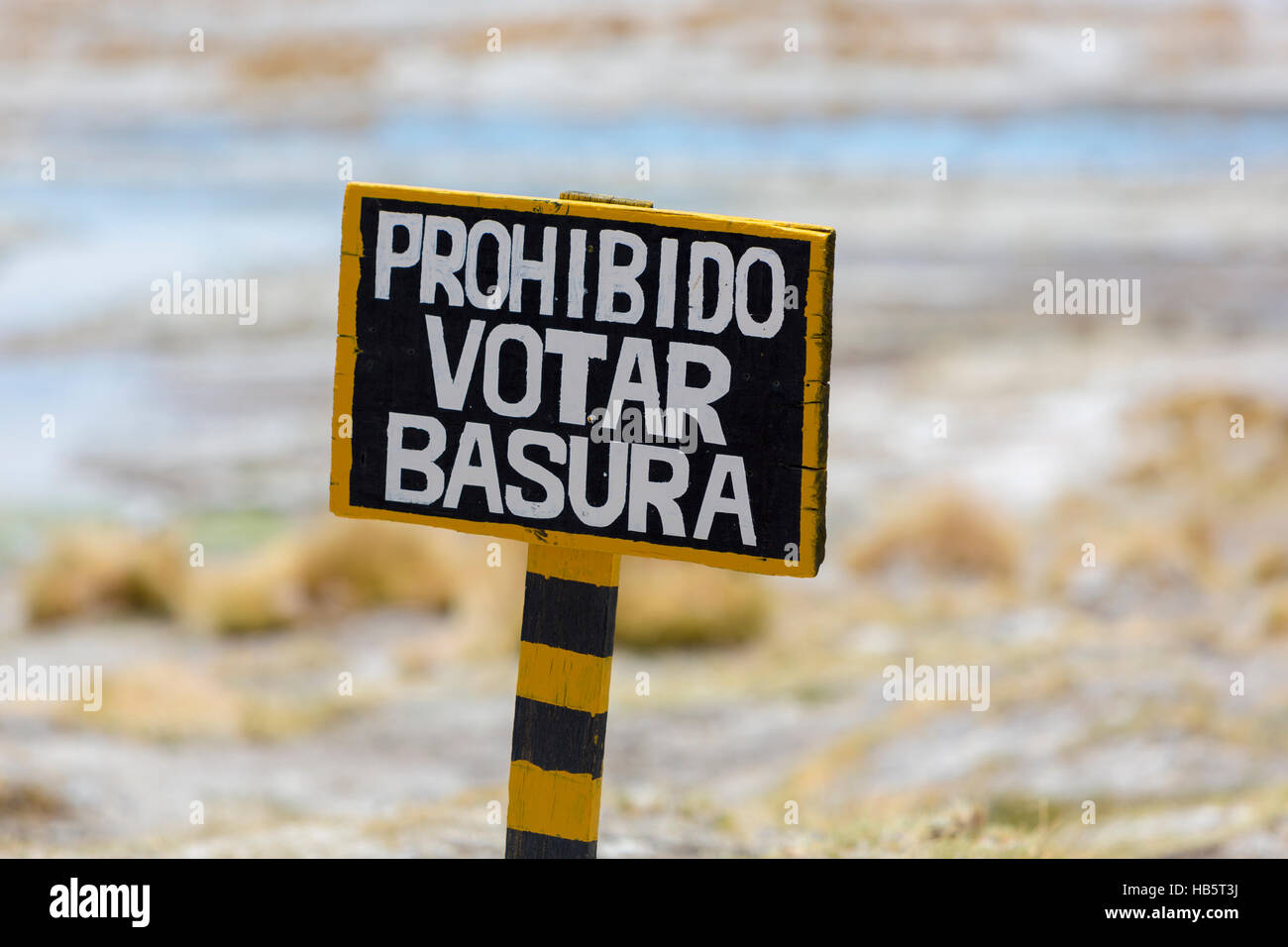 Palo di legno segno avvertimento contro il littering, Bolivia Foto Stock