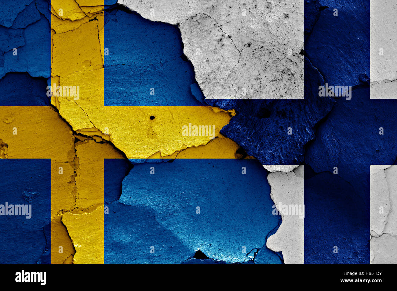 Bandiere di Svezia e Finlandia dipinta sulla parete incrinato Foto Stock
