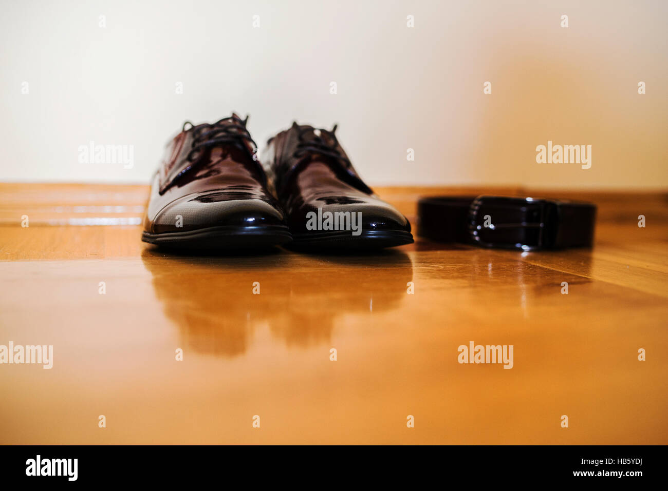 Scarpe di nozze e cinghia di groom Foto Stock