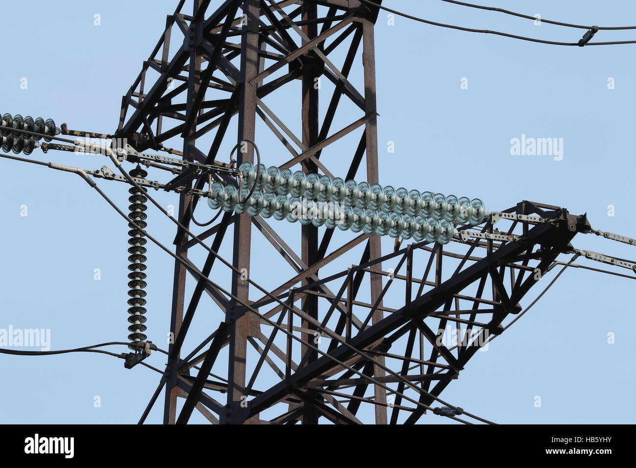 Isolatori di linee elettriche ad alta tensione Foto Stock