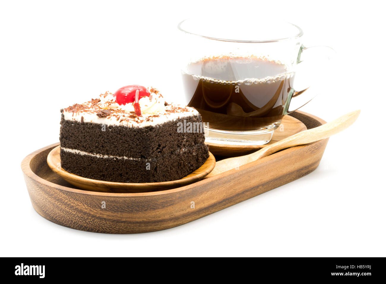 Torta al cioccolato e una tazza di caffè in un vassoio di legno Foto Stock