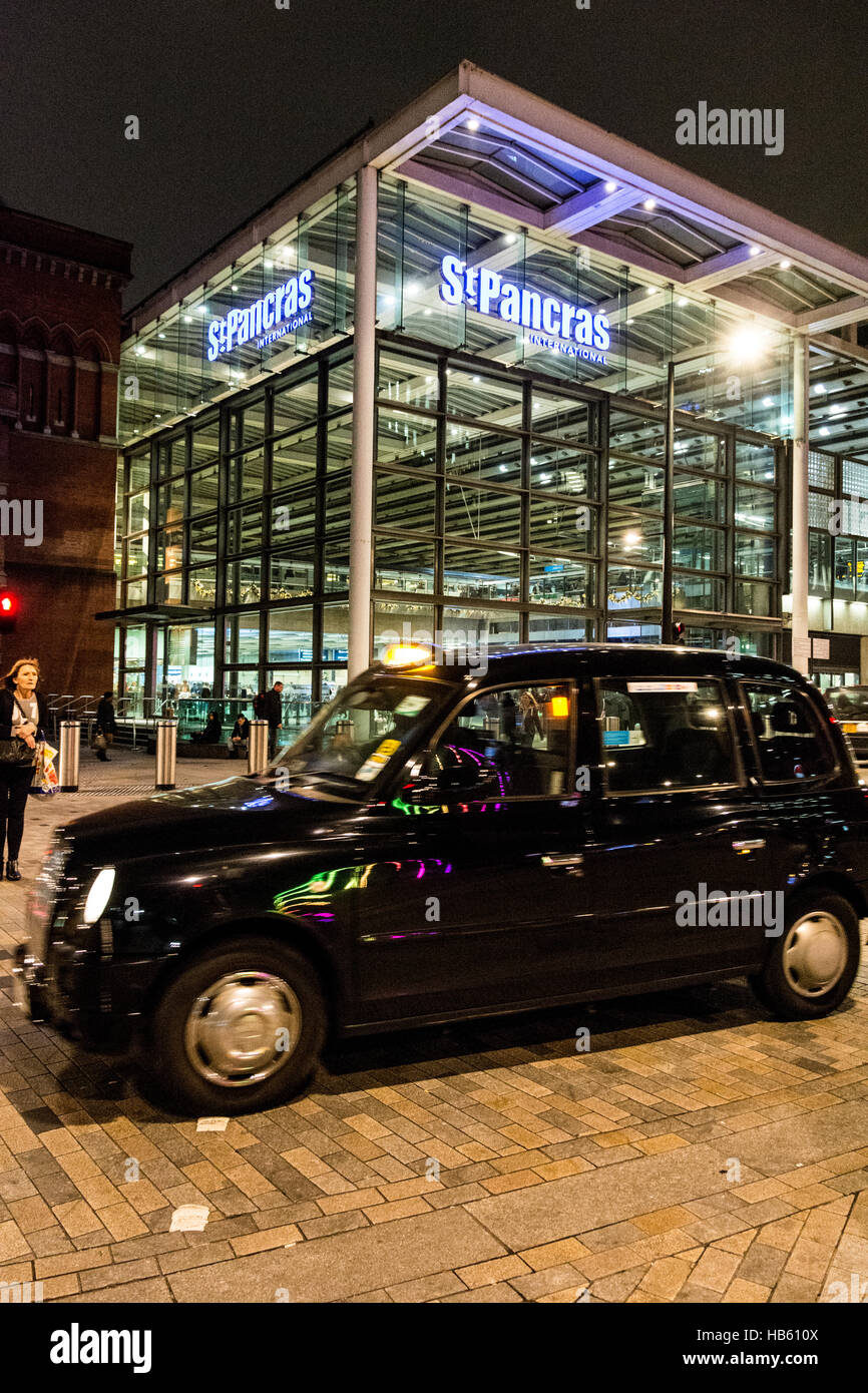 Taxi fuori la stazione di St. Pancras in London, England, Regno Unito Foto Stock
