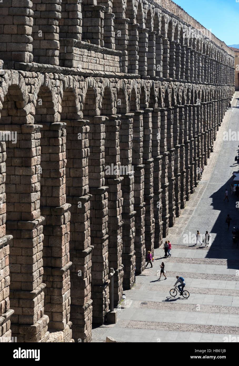 Guardando lungo Segovia del primo secolo acquedotto romano nella Plaza Azuguejo, Segovia, Spagna Foto Stock